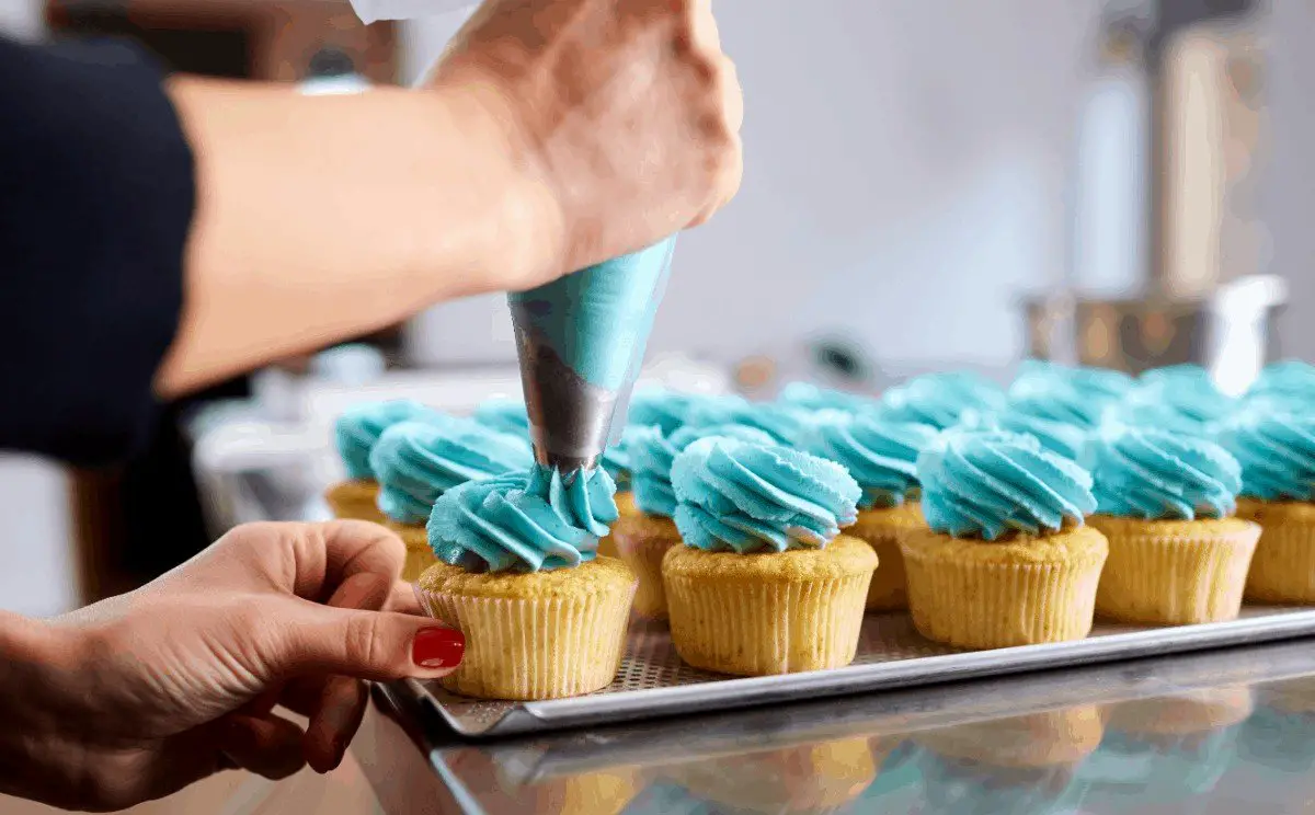 The Easiest Way to Use Your Icing Bag