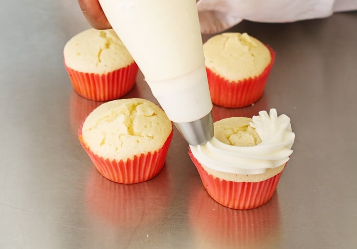 Whipped Icing vs Buttercream: Pros and Cons