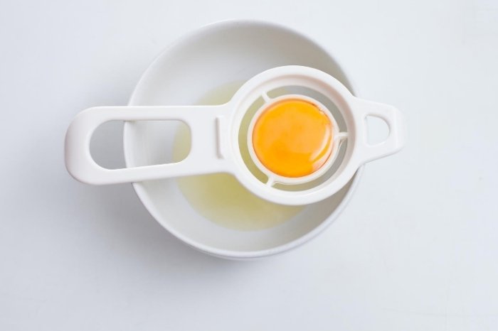 Lemon Meringue Pie - Separate egg yolks