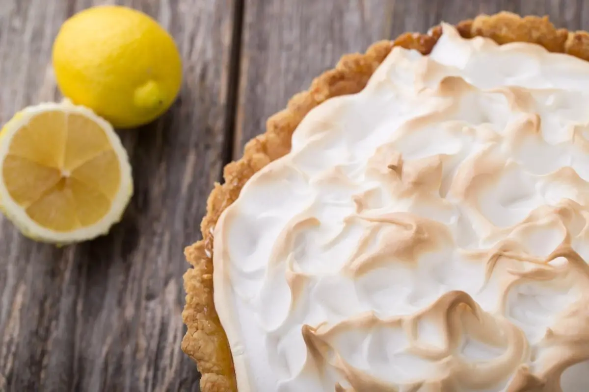 lemon meringue pie with graham cracker crust