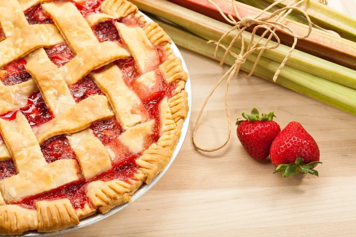 strawberry rhubarb pie with frozen fruit