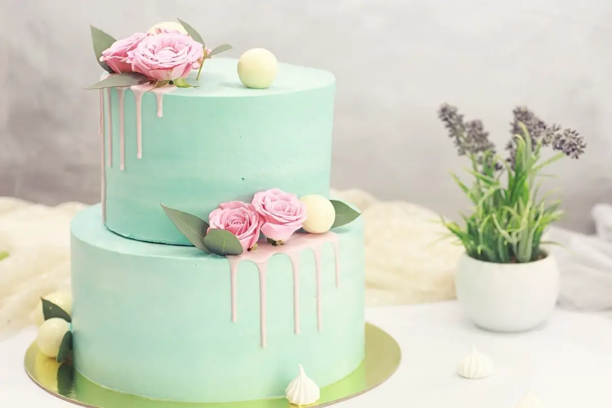 How to Make a Two Tier Cake Without Dowels