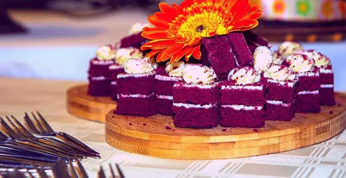 Delicious Red Velvet Oreo Cake Squares