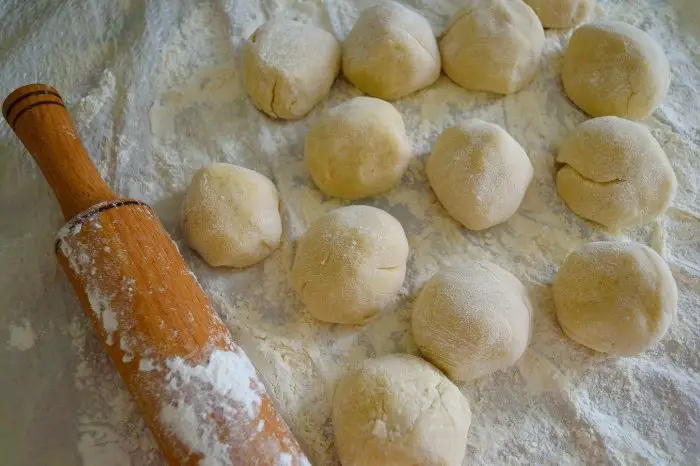 Flatening dough balls