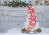 How to Attach Fresh Flowers to a Wedding Cake