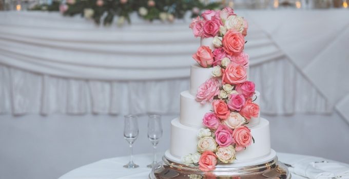 how to decorate a wedding cake with fresh flowers