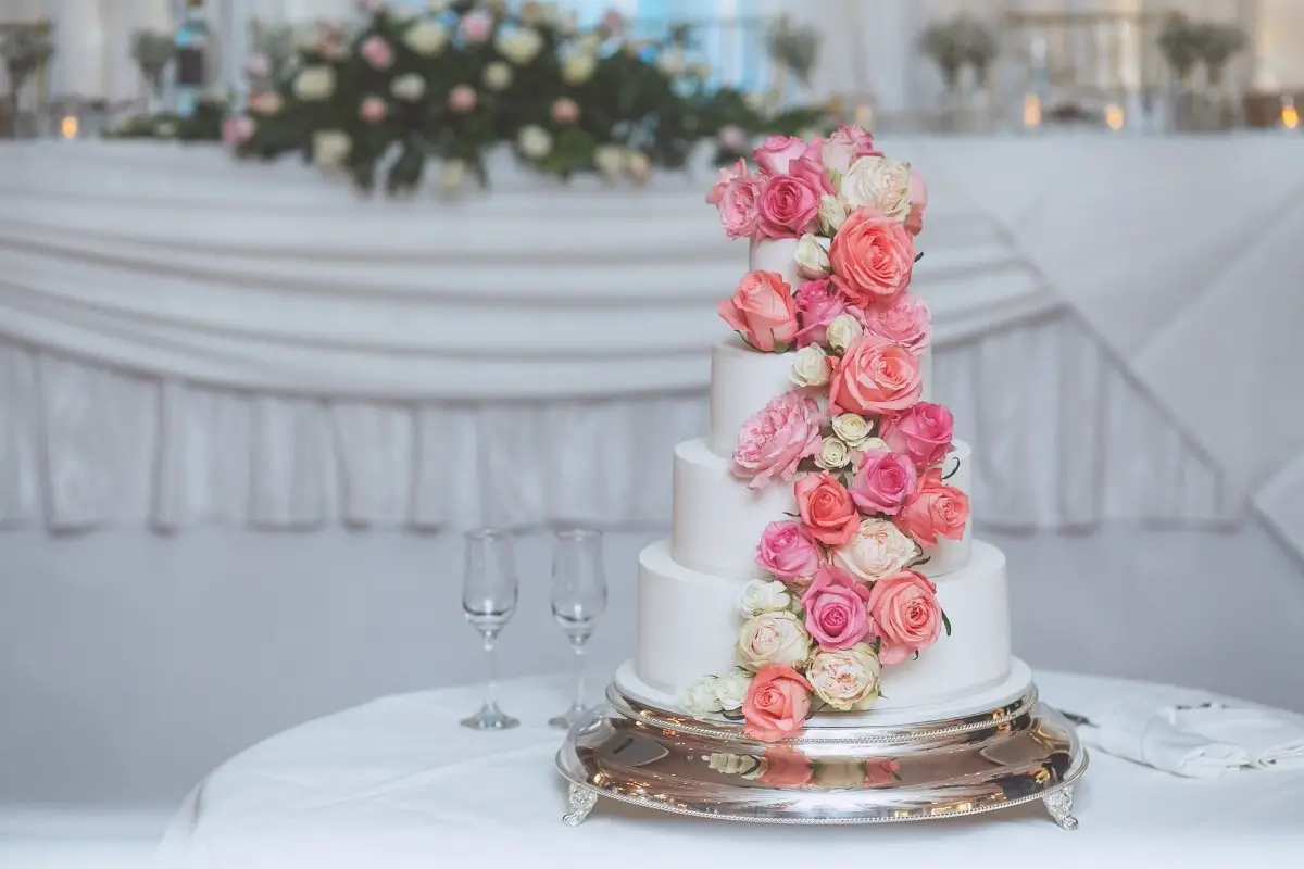 how to decorate a wedding cake with fresh flowers