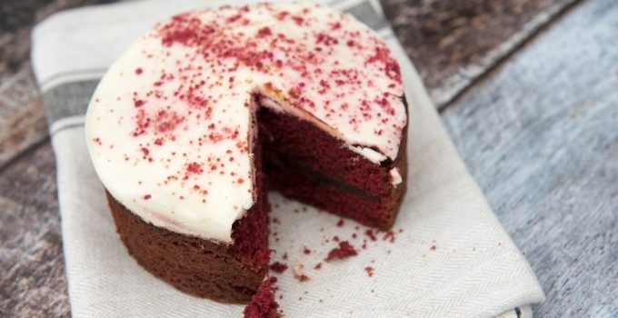How to Decorate Red Velvet Cake with Crumbs