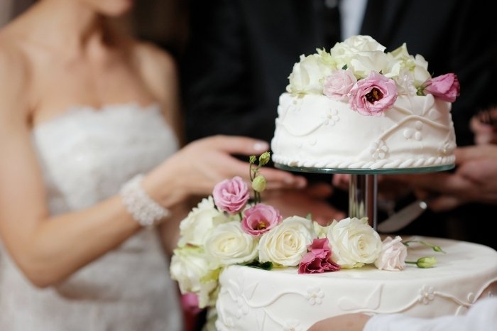 Tips and Tricks on How To Put Fresh Flowers On A Cake