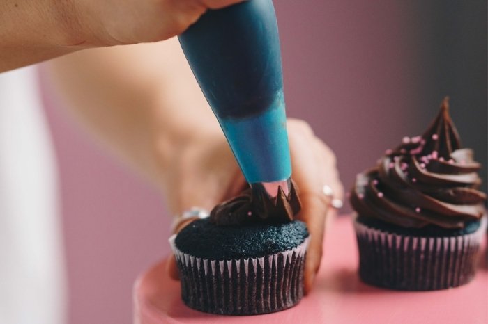Decorating Cupcakes - frosting with shortening