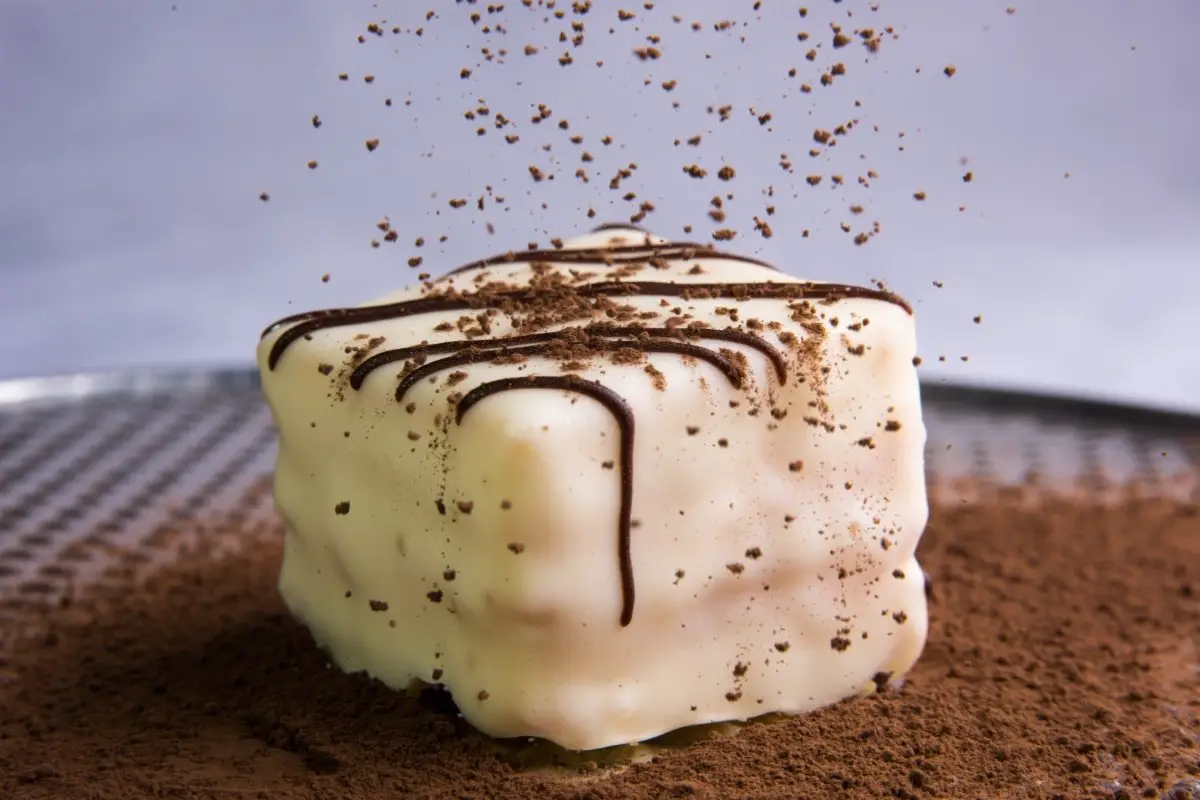 Deliciosa cobertura de chocolate branco sem manteiga
