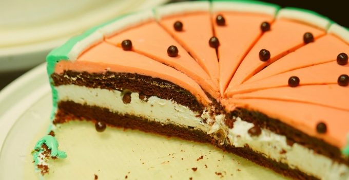How to Make a Cake That Looks Like a Watermelon