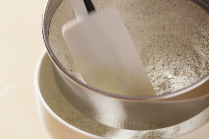 Stiring flour and baking powder