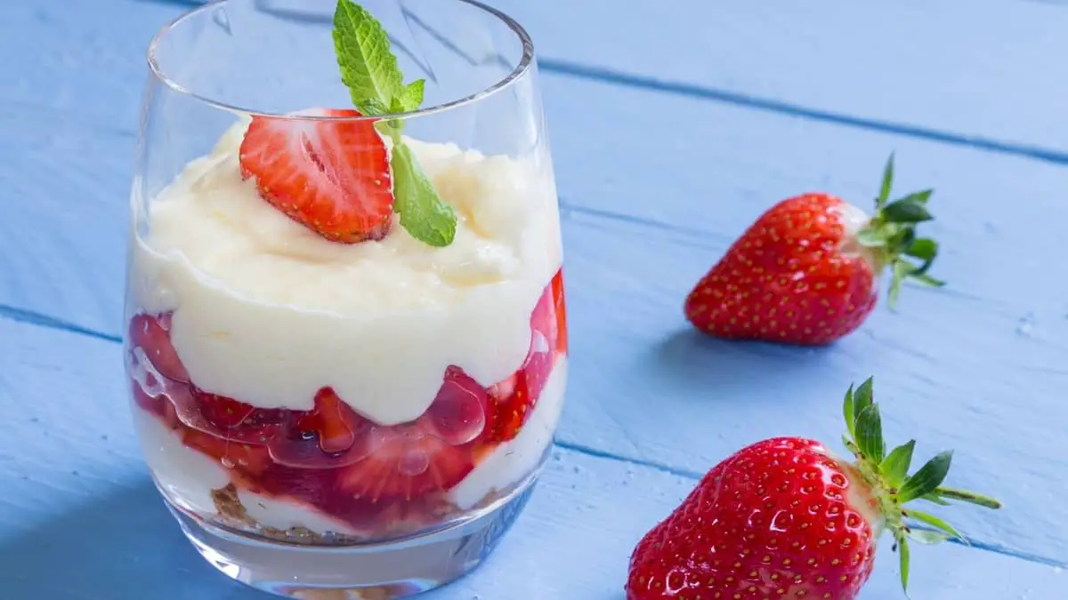 Meilleur pudding aux fraises avec des gaufrettes à la vanille