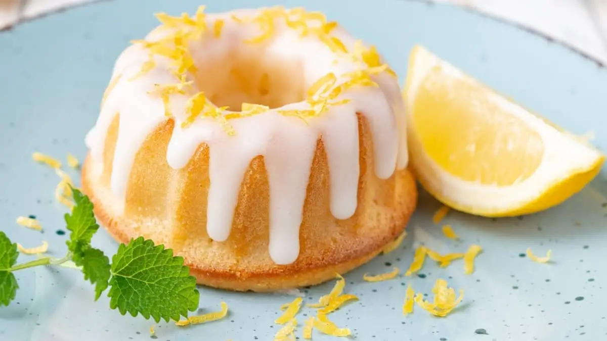Esmalte de limão incrivelmente rápido e fácil para bolo de comida de anjo