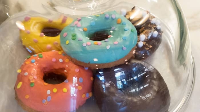 how to keep donuts fresh overnight