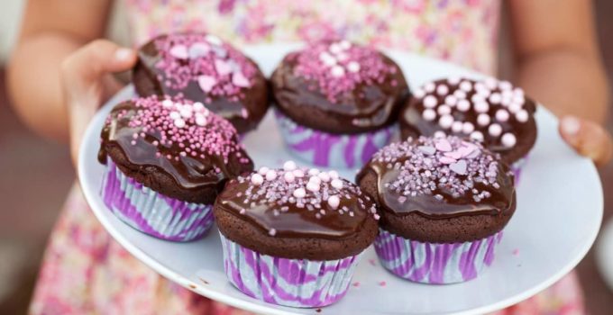 Quick and Easy Recipe For 6 Chocolate Cupcakes With Creamy Frosting