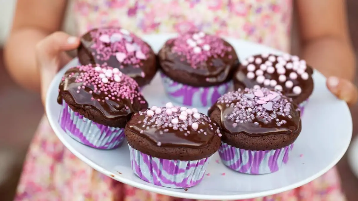 Quick and Easy Recipe For 6 Chocolate Cupcakes With Creamy Frosting