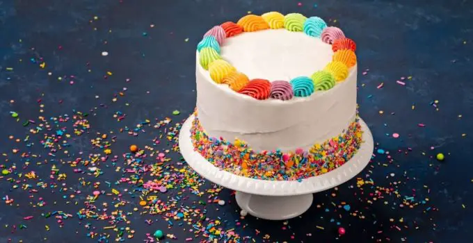how to put sprinkles on the side of a cake