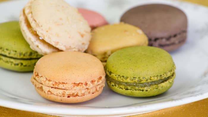 Are macarons crunchy or chewy