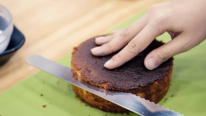 how to level a cake without a leveler