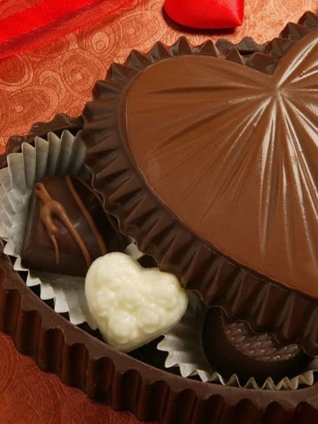 Lag en nydelig hjerteformet boks av sjokolade