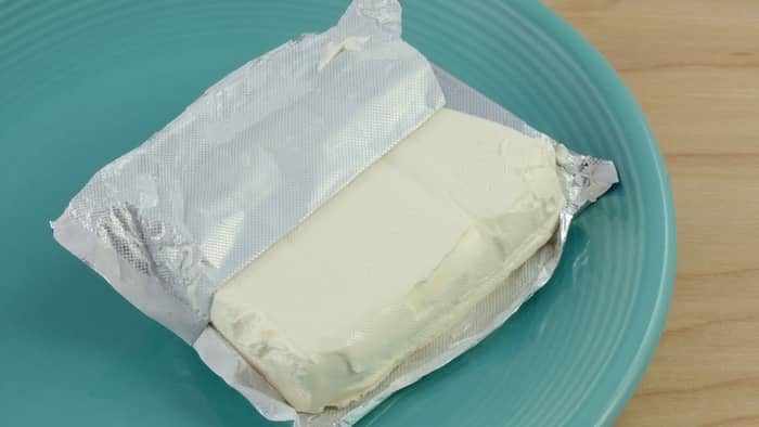 how long can cream cheese frosting sit out