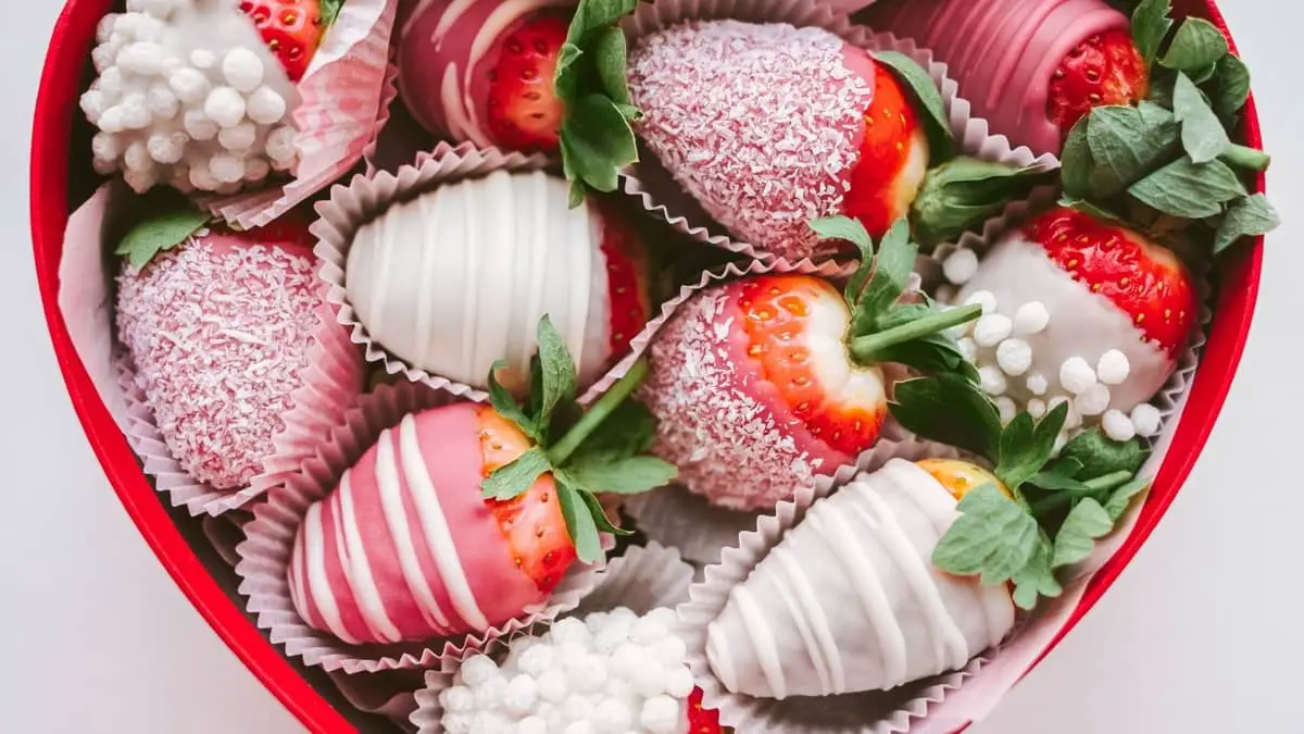 Deilige jordbær med hvit sjokolade