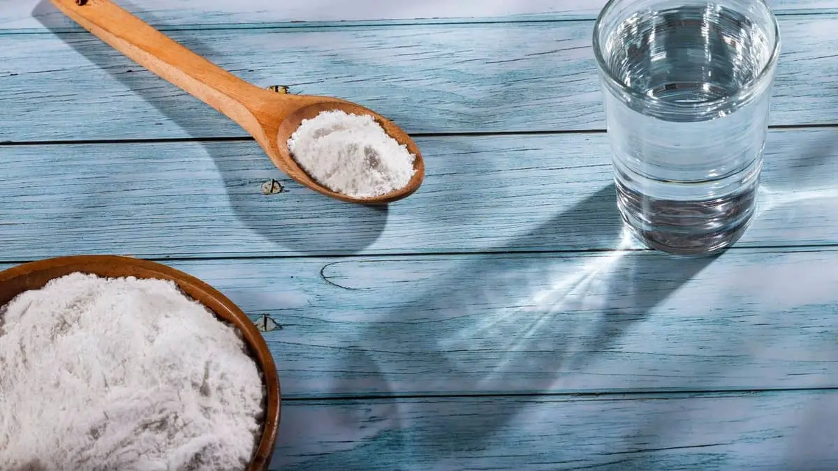 6 usos populares del bicarbonato de sodio con agua y cómo prepararlo