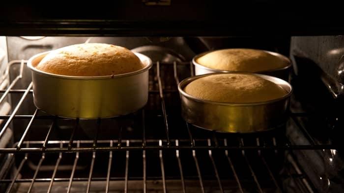 how to make a cake rise evenly 