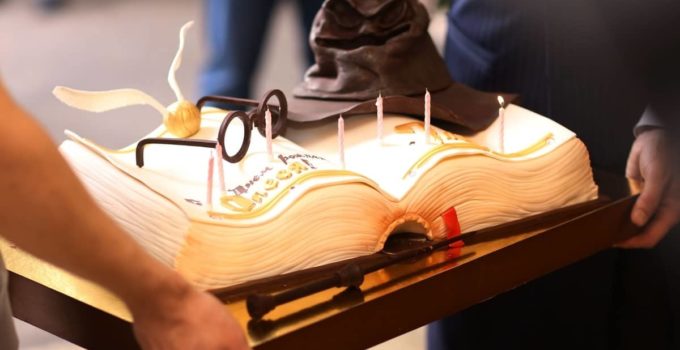 Cakes That Look Like Books - 5 Best Ways To Write On Cakes