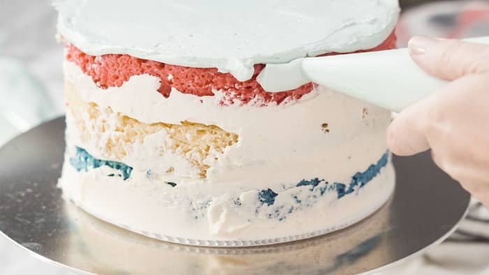 How do you fill a cake between layers
