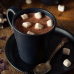Eenvoudig zelfgemaakt recept voor warme chocolademelk met chocoladeschilfers