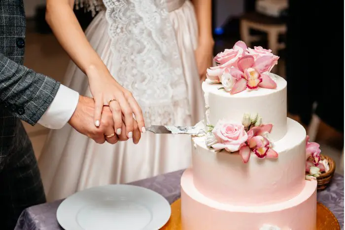 What Are Champagne Colored Wedding Cakes