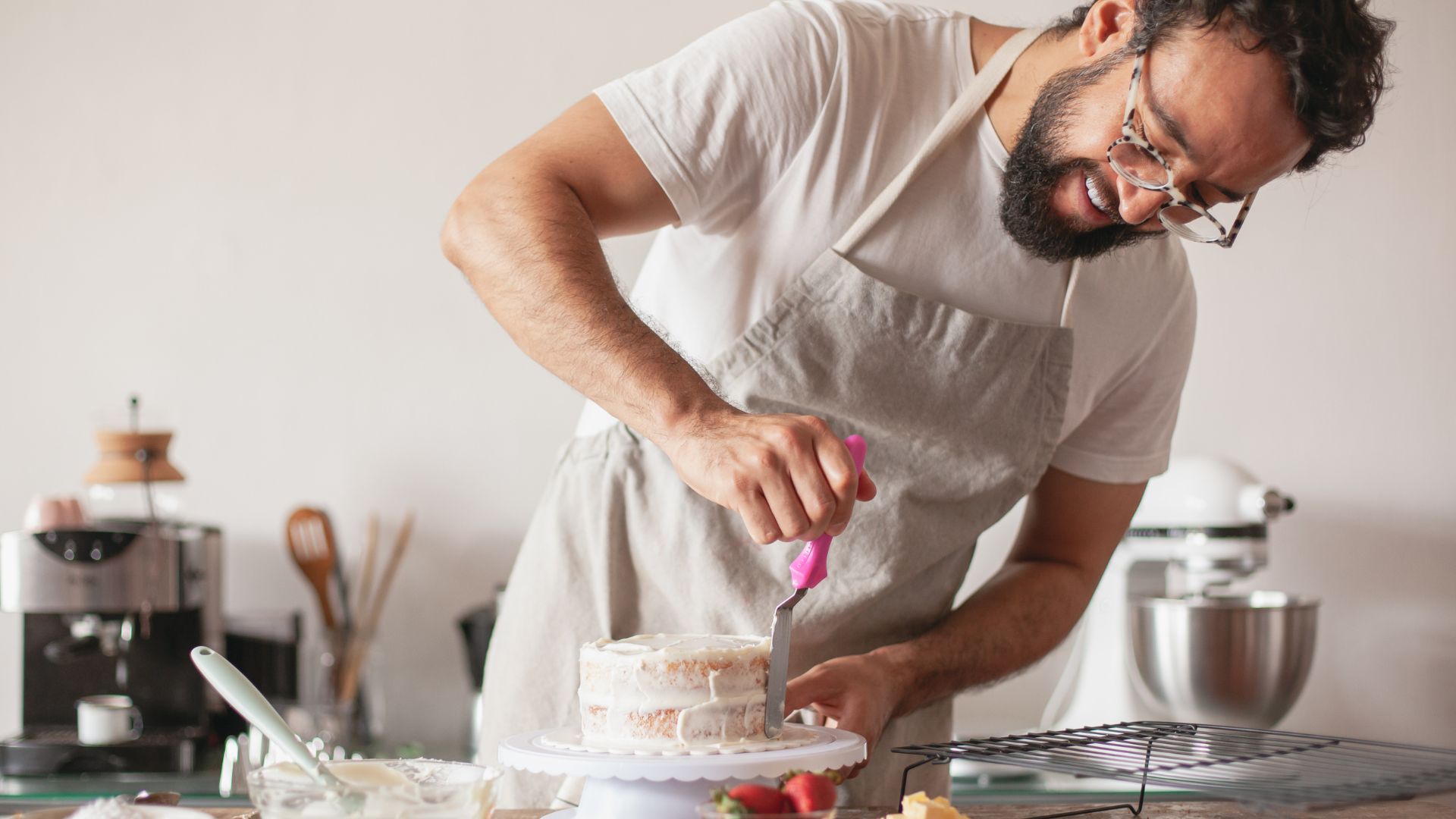 Anleitung zum Vereisen eines Kuchens ohne Krümel in 5 einfachen Schritten